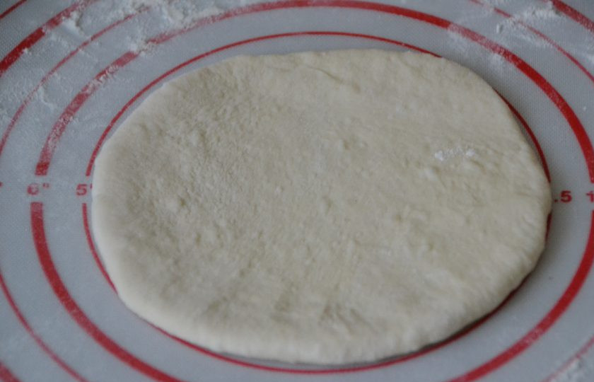 1. Этап. Греческая пита: Раскатайте тесто в лепешку размером с чайное блюдце. Выпекать лучше по 4 штуки, в духовке, разогретой до максимальной температуры. Время выпечки 5-7 минут.