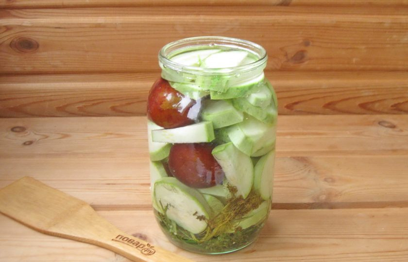 1. Этап. Кабачки со сливами на зиму: Залейте банку кипятком, накройте крышкой и дайте постоять 20 минут. После слейте воду в кастрюлю, вскипятите, залейте снова и опять дайте постоять 20 минут. В третий раз слейте воду в кастрюлю и вскипятите.