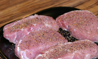 1. Этап. Свинина с вишневым соусом: Мясо порежьте на порционные кусочки, посолите и поперчите.