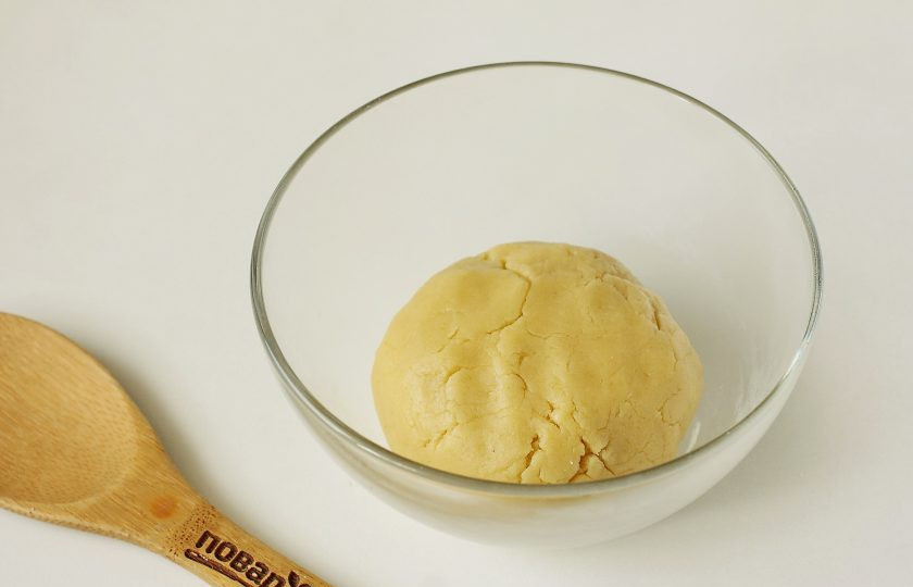 1. Этап. Песочное печенье на желтках: Замесите тесто, которое не липнет к рукам. Если необходимо в процессе можно добавить еще немного муки. Заверните тесто в пищевую пленку и уберите в холодильник на 30 минут.