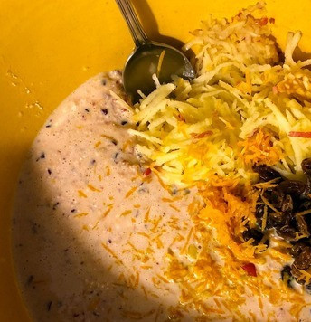 1. Этап. Овсяные маффины с яблоком и клюквой: 8. Натираем яблоки на терке или на кухонном комбайне. Выкладываем в другую миску (не смешиваем с сухими ингредиентами). 9. Измельчаем клюкву и лимон без сока на кухонном комбайне. Добавляем к ним яйца и творог. Измельчаем до однородной консистенции. 10. Выливаем смесь к яблокам и добавляем изюм и цедру апельсина. 11. Нагреваем духовку до 150С.