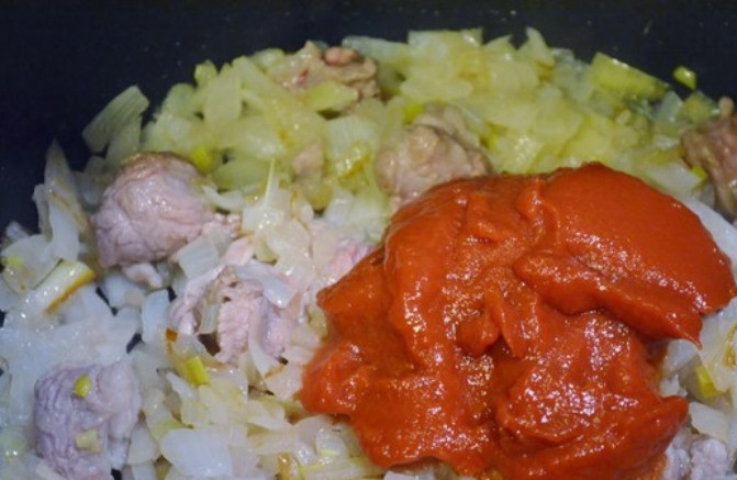 1. Этап. Харчо из баранины в мультиварке: Смешайте муку с небольшим количеством воды и добавьте к мясу, а через минуту положите томатную пасту.