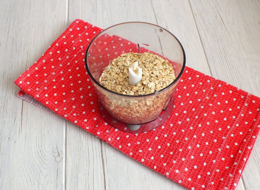 1. Этап. Овсяные блины на кефире: Овсяные хлопья перемолите в блендере/кофемолке до состояния легкой крупки. Если вы хотите получить более нежные блинчики, тогда овсянку смолите в более мелкую фракцию.