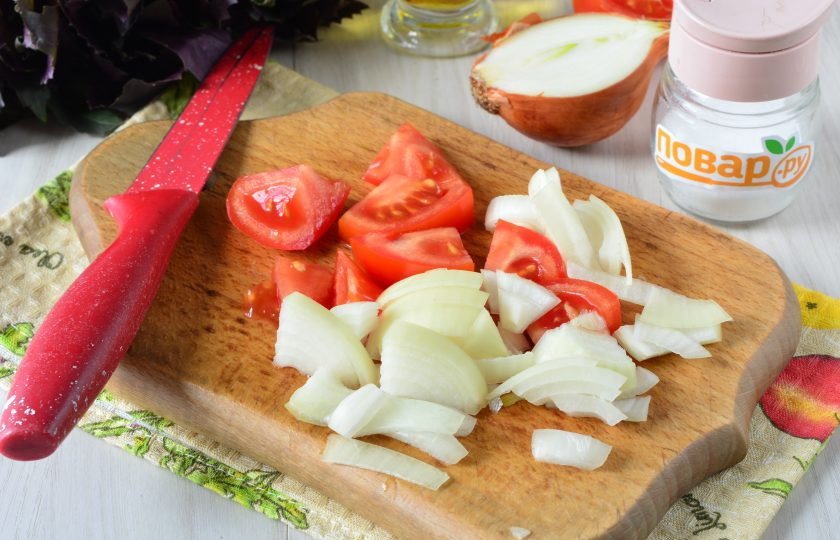 1. Этап. Индейка с базиликом: Нарежьте полосками репчатый лук, а помидоры — небольшими кусочками.