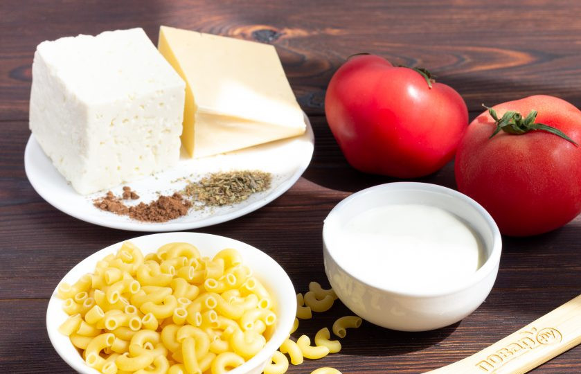 1. Этап. Паста с козьим сыром и помидорами: Подготовьте все необходимые ингредиенты. Пасту отварите до состояния «аль-денте» в подсоленной по вкусу воде. Примерно половину времени указанного на упаковке.