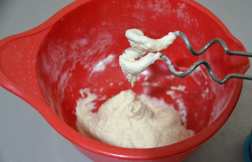 1. Этап. Греческая пита: Замесите тесто, если месить руками, то по времени не менее 10 минут, но можно месить миксером, минуты 3-4.