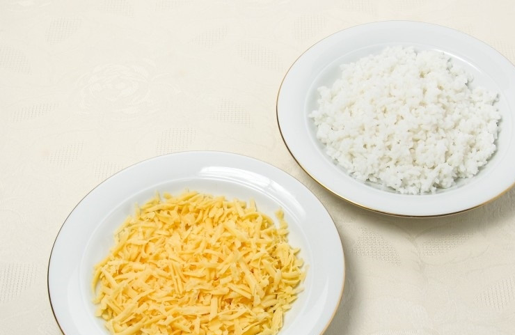 1. Этап. Салат Мимоза с рисом и сыром: 1. В сотейник наливаю воду и кладу щепотку соли, довожу до кипения и отвариваю рис, затем откидываю его на дуршлаг. Твердый сыр измельчаю на крупной терке.