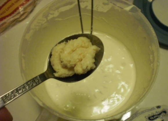 1. Этап. Угорь с хреном: Хорошенько размешиваем хрен со сметаной. Если вас пугает процесс натирания свежего хрена, можно купить баночку готового хрена.