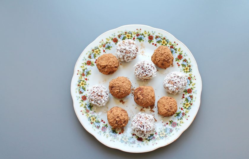 1. Этап. Овсяные шарики: Обваляйте половину шариков в кокосовой стружке, а вторую половину шариков в какао порошке.