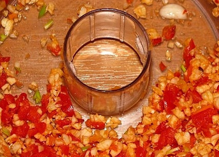 1. Этап. Консервированная пекинская капуста: Перцы и чеснок измельчаем с помощью блендера. Добавляем в кашицу 1,5 стакана кипяченой воды, соль, сахар и уксус. Тщательно перемешиваем.