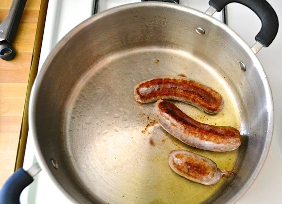 1. Этап. Макароны с сосисками и грибами в томатном соусе: 1. Разогрейте кастрюлю с оливковым маслом и выложите сосиски, обжарьте их до румяной корочки со всех сторон.