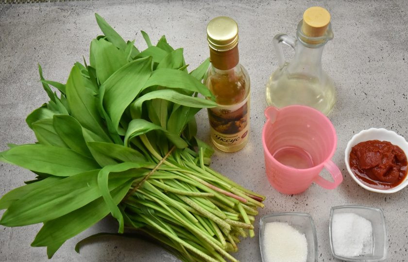 1. Этап. Черемша в томатном соусе на зиму: Подготовьте продукты для приготовления заготовки из черемши. Вместо томатной пасты можно использовать томатный соус или домашний томатный сок. Уксус используйте столовый или винный. При использовании уксусной эссенции, разведите его водой в соотношении 1:7.