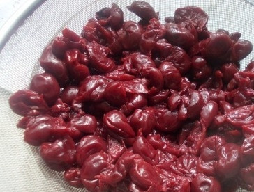 1. Этап. Домашний торт Пьяная вишня: Выложим вишню на дуршлаг, пусть стекает сироп.