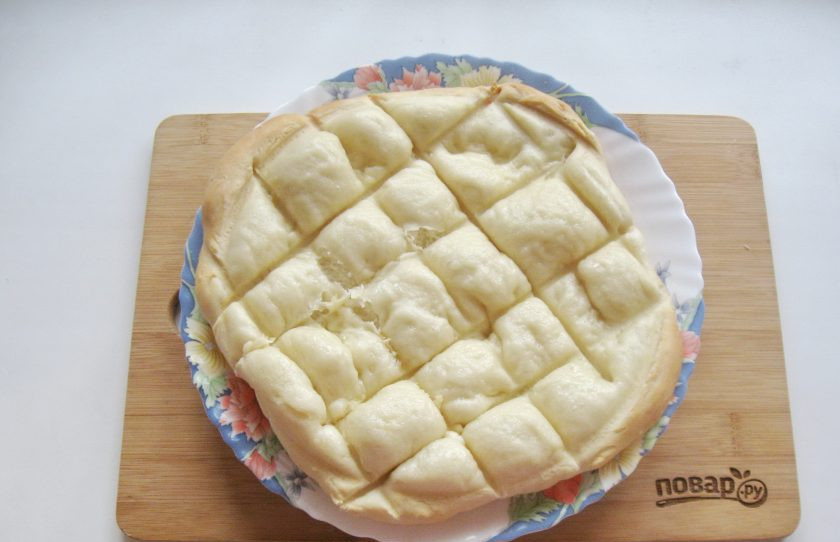 1. Этап. Суп Пашкет: Достаньте из духовки кастрюлю с супом и хлебом. Снимите хлеб. Если его перевернуть, то видно, что внизу он провис и запекся в виде квадратов.