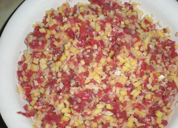 1. Этап. Татарские пирожки с мясом: 5. Соединить все ингредиенты начинки и тщательно перемешать. Добавить по вкусу перец. Солить начинку больше не стоит.