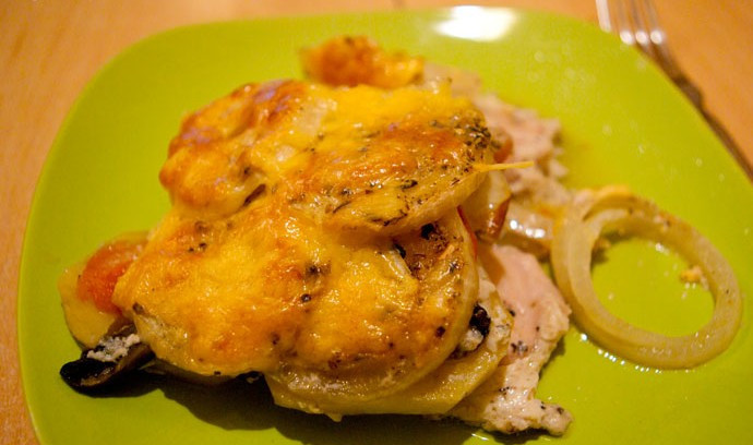 1. Этап. Мясо по-французски из филе курицы: 5. Готовим, пока картошка и курица не будут готовы, примерно 30-40 минут при 180 градусах в духовке. Приятного аппетита!