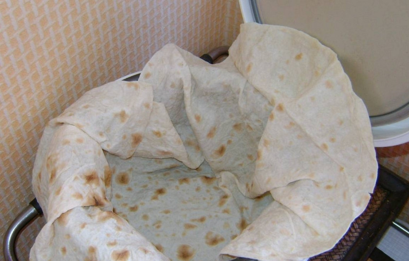 1. Этап. Ачма из лаваша в мультиварке: Берем один лаваш (он должен быть достаточно большим), выкладываем его в мультиварку, края должны спокойно свисать.