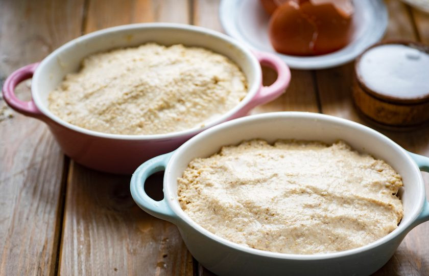 1. Этап. Овсяный хлеб на кефире без дрожжей: У меня 2 керамические формы объемом 500 мл. для выпекания. Очень рекомендую на дно любой формы, кроме силиконовой выкладывать кусочек качественного пергамента для выпекания. Выложите овсяное тесто на дно подготовленной формы и влажными руками разровняйте поверхность будущего хлеба. Отправьте выпекаться хлеб в уже разогретую до 180 градусов духовку на 25 минут. Признак готовности — это румяная корочка.