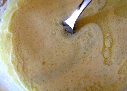 1. Этап. Маффины на кефире: 2. Тщательно перемешайте все, чтобы масса была однородной. При желании можно использовать в рецепт приготовления маффинов на кефире и растопленное сливочное масло.