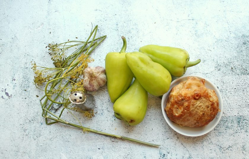 1. Этап. Таркинский перец: Подготовьте все необходимые ингредиенты для приготовления таркинского перца. Овощи тщательно вымойте.