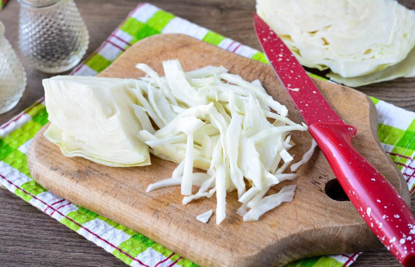 1. Этап. Капуста в пакете в духовке: Капусту нашинкуйте длинными полосками.