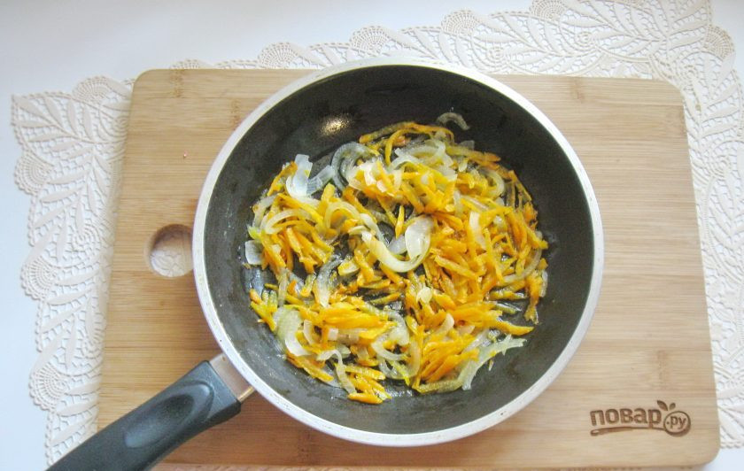 1. Этап. Салат Балтийский: Налейте подсолнечное масло и тушите овощи, перемешивая в течение 7-8 минут.