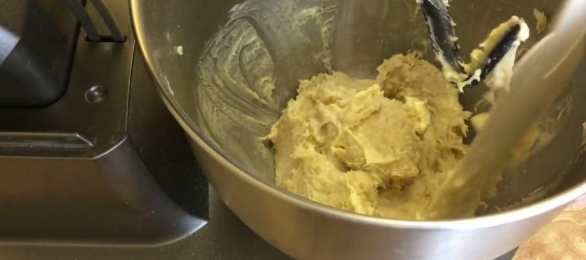 1. Этап. Булочки Бриошь на закваске: 2. Просеянную муку смешайте с солью, сахаром. Куриные яйца смешайте с холодной водой и перемешайте до появления легкой пены. В миску тестомеса выложите закваску, мучную и яичную смеси. Вымесите тесто 5-7 минут на 2 скорости.