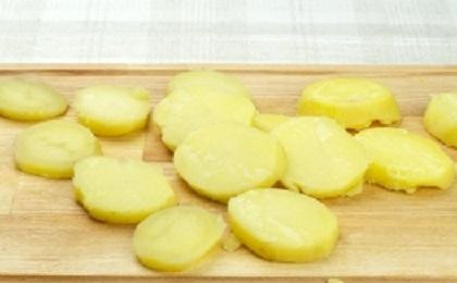 1. Этап. Картофель и сыр с плесенью: 1. Сварить картофель в мундире. Остудить и почистить от кожуры. Разрезать на небольшие кружочки.