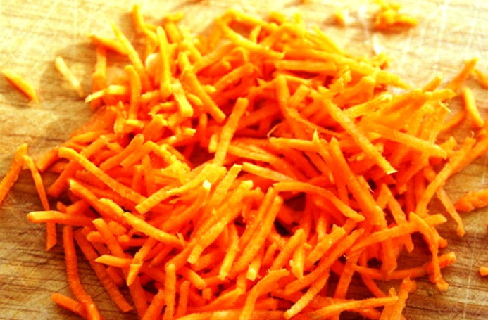 1. Этап. Салат из сырой моркови: Морковь очистите и потрите на корейской терке.