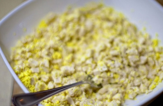 1. Этап. Куриный салат с грибами: 9. Перемешайте. По желанию добавьте щепотку перца и соли.