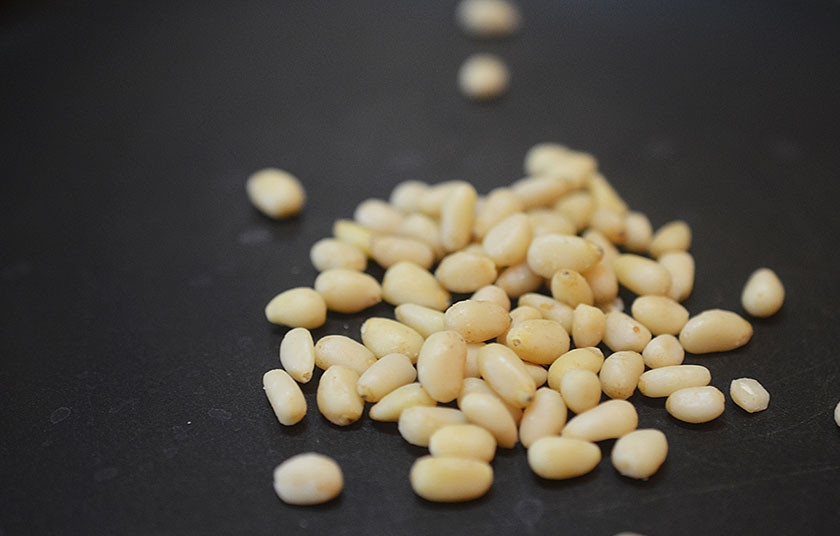 1. Этап. Лазанья с ароматом моря: 1. Кедровые орехи обжарьте на сковороде.