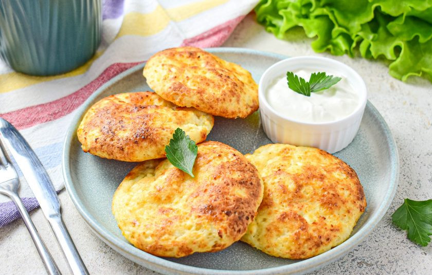 1. Этап. Творожные лепешки в духовке: Творожные лепешки очень вкусные в теплом виде со сметаной.