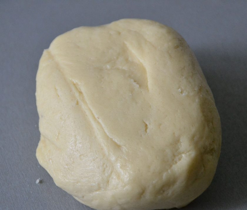 1. Этап. Лимонный торт с рикоттой: Замесите тесто руками, оно должно получиться мягкое и эластичное.