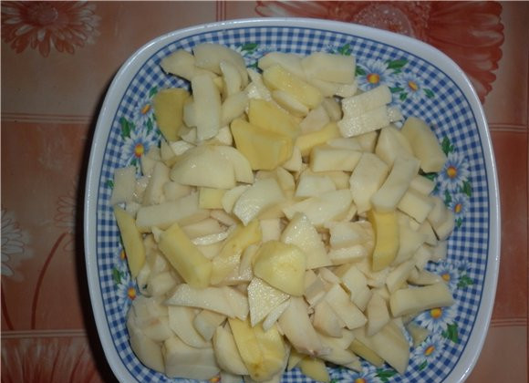 1. Этап. Свиные ребрышки в мультиварке Редмонд: Добавьте картофель и тушите еще полчаса на режиме 