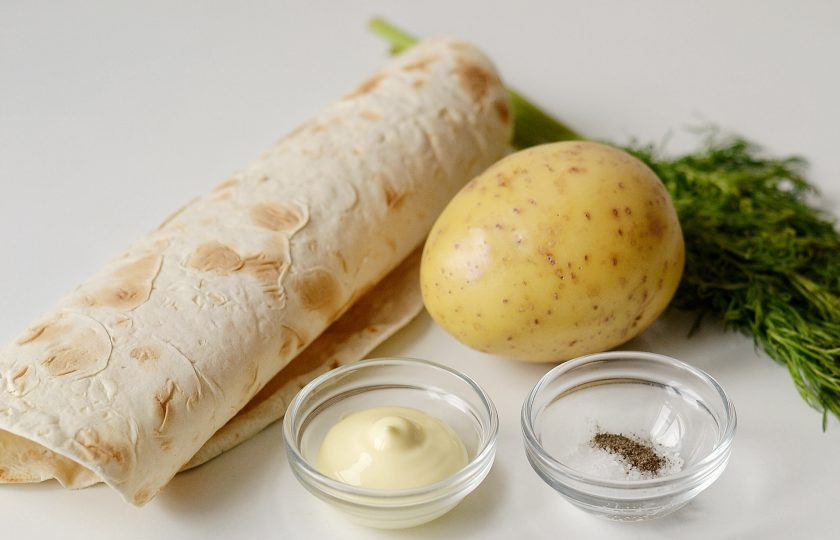 1. Этап. Постные начинки для лаваша: Подготовьте все ингредиенты для картофельной начинки. Вам потребуется картофель, постный майонез и зелень.