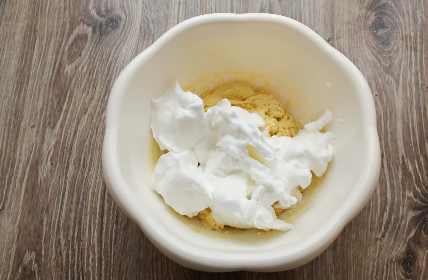 1. Этап. Торт Риго Янчи: Белки взбейте в белую плотную пену и добавьте в миску с тестом.