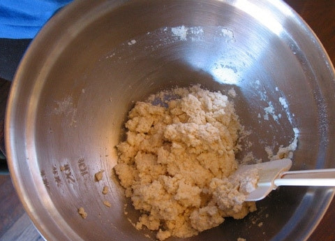 1. Этап. Киш (тесто): 3. Переложите ее в мисочку и по одной ложке добавляйте ледяную воду, постоянно перемешивая. Должно получиться однородное, мягкое тесто. Работать нужно быстро, чтобы масло не таяло.