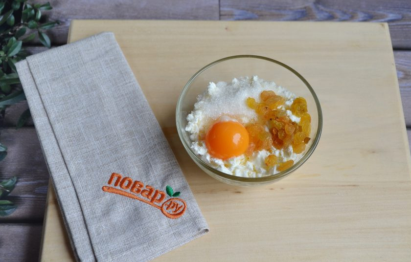 1. Этап. Горячие бутерброды с творогом: 2. Творог соедините с яйцом, 1 ст. л. сахара, изюмом. Перемешайте. Добавьте ванильный экстракт или ванильный сахар, я положила щепотку.