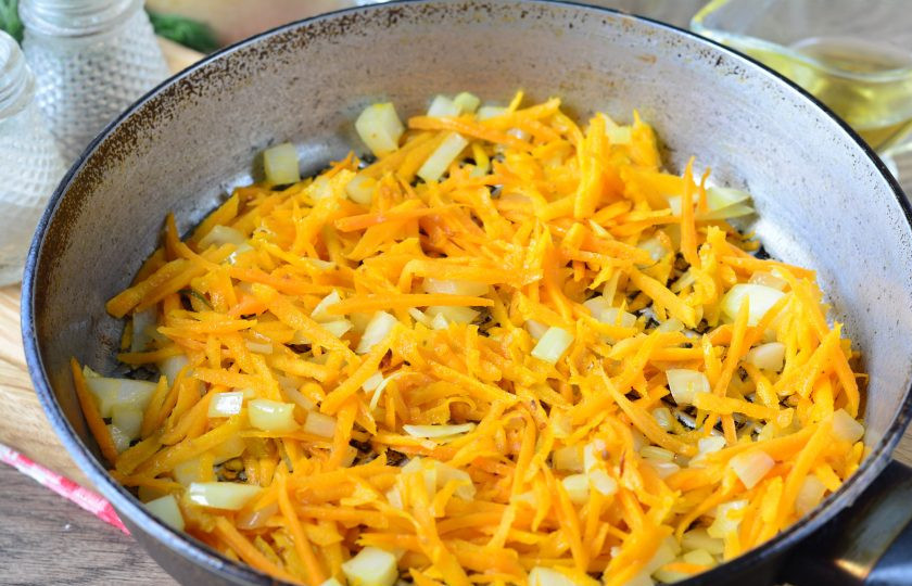 1. Этап. Печеночный торт без майонеза: Для начинки обжарьте лук с морковкой. Нарежьте кубиками лук, морковку натрите на терке, пассеруйте овощи с добавлением небольшого количества масла 2-3 минуты. Затем полностью остудите.