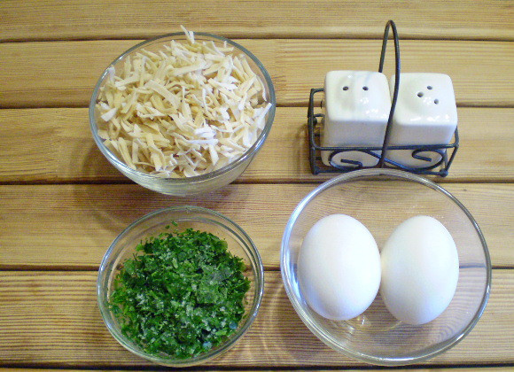 1. Этап. Суп с зеленью и яйцом: 3. Продуктовый набор для варки супа: лапша, яйца, зелень, специи.