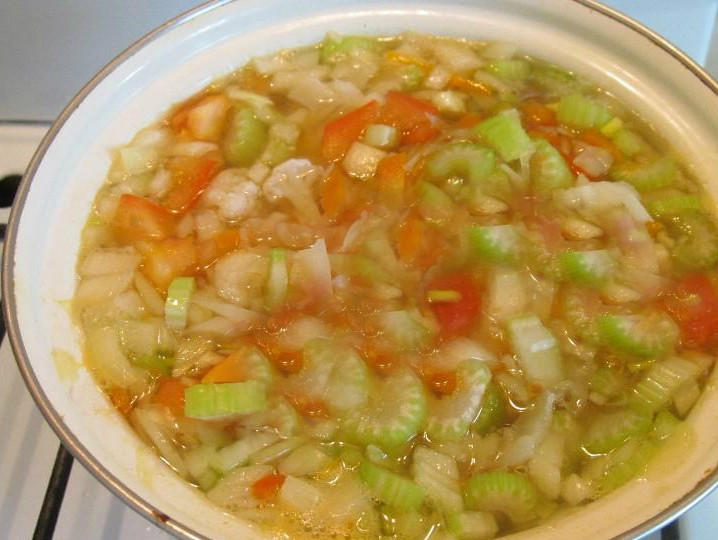 1. Этап. Жиросжигающий суп: Все нарезанные ингредиенты закладываем в суп. Варим минут 5. После чего можно добавлять специи и соль. Не забываем про лимон. Отрезаем от него половинку и выдавливаем в суп. Выключаем через 5 минут.