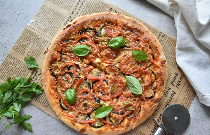 1. Этап. Пицца Меланзанья: Пицца с баклажанами не уступает по вкусу мясным пиццам, а во многом даже превосходит их. Свежо, пикантно, сочно и необычно! Пробуйте и вы!