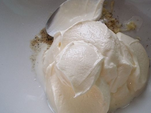 1. Этап. Тефтели, запеченные в духовке в сметанном соусе: 9. Выложите сметану, тщательно перемешайте. Если сметана густая, добавьте немного водички.