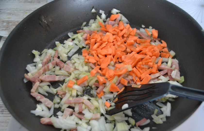 1. Этап. Болоньезе от Джейми Оливера: Добавьте мелко нарезанную морковь.