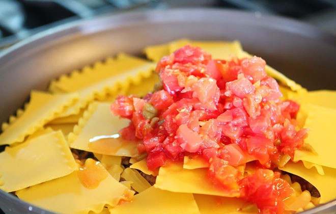 1. Этап. Быстрая лазанья на плите: 4. Добавьте измельченный помидор.