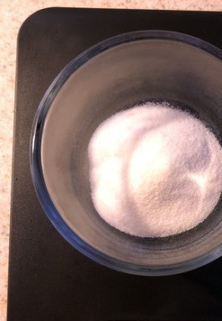 1. Этап. Желе за 10 минут: 1. Берем желатин, который не требует замачивания, а только растворение в горячей воде. Если время не критично, то любой желатин подойдет, но будет дольше по времени. Используйте согласно инструкции. Примечания: Этот рецепт не подразумевает использование холодильника для застывания желе, так как необходимый холод будет взят из замороженных фруктов. Не нужно добавлять сахар и другие 