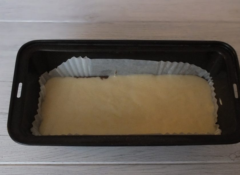 1. Этап. Кекс с яблочным пюре: На корицу выложите еще 1/3 часть теста и аккуратно разровняйте, стараясь не повредить слой с корицей.