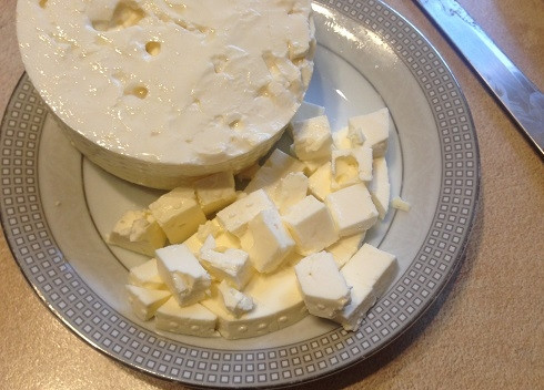 1. Этап. Паста по-турецки с кефиром, луком и соленым сыром: 6. Брынзу, фету или любой другой соленый творожный сыр нарезаем мелкими кубиками. Я в блюдо еще добавила мелко натертый твердый сыр, грамм 30.