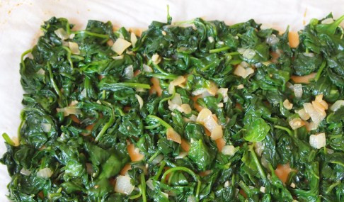 1. Этап. Постная лазанья: 6. На листы лазаньи выложите шпинат с луком и чесноком, распределите его по всей поверхности.