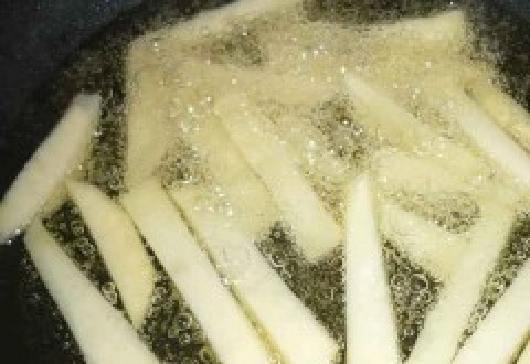 1. Этап. Салат Козел в огороде: 4. Картофель вымыть и очистить. В сковороде разогреть растительное масло. Выложить картофель и обжарить до готовности. Посолить по вкусу и выложить на бумажное полотенце, чтобы дать стечь лишнему маслу.